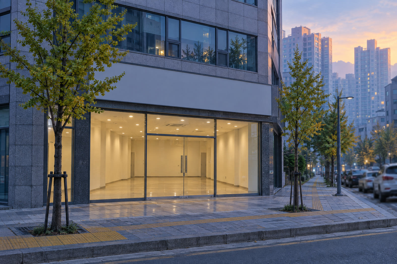 가로수가 있는 길가의 비어 있는 1층 상가
